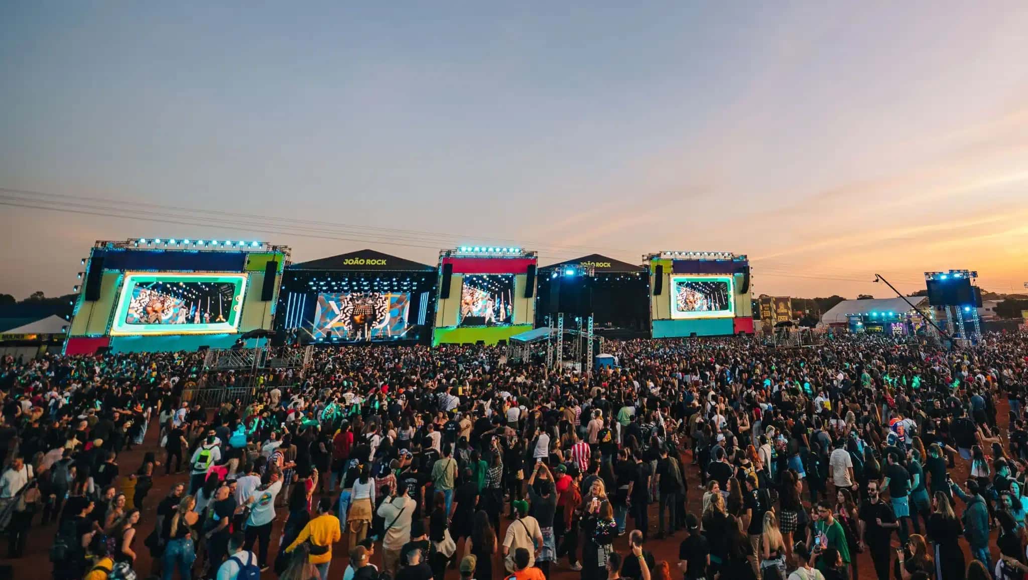 No total, serão 27 atrações distribuídas em cinco palcos, somando mais de 14 horas de apresentações em um dia de festival