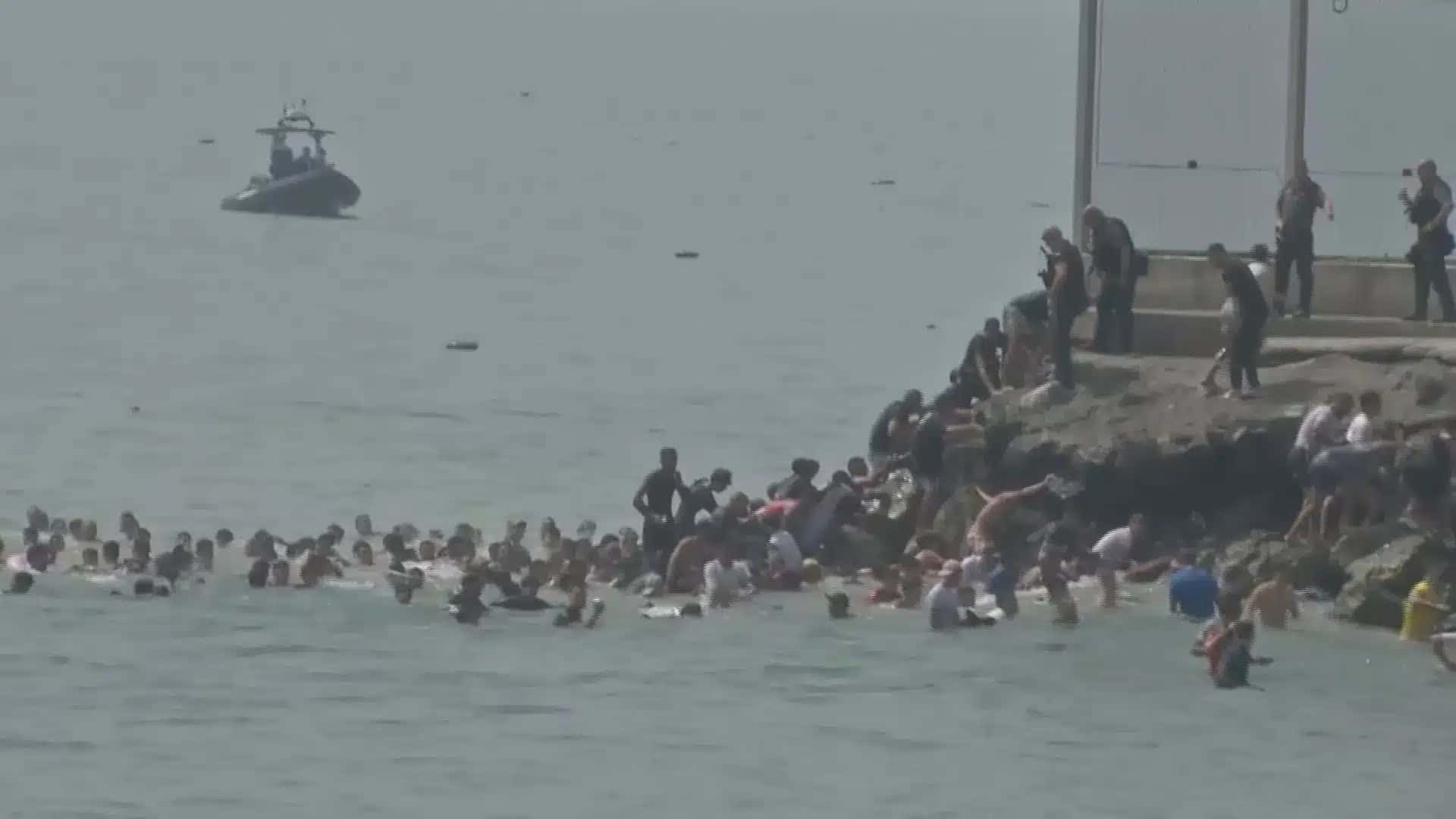 Milhares de migrantes chegam para atravessar a fronteira em Ceuta