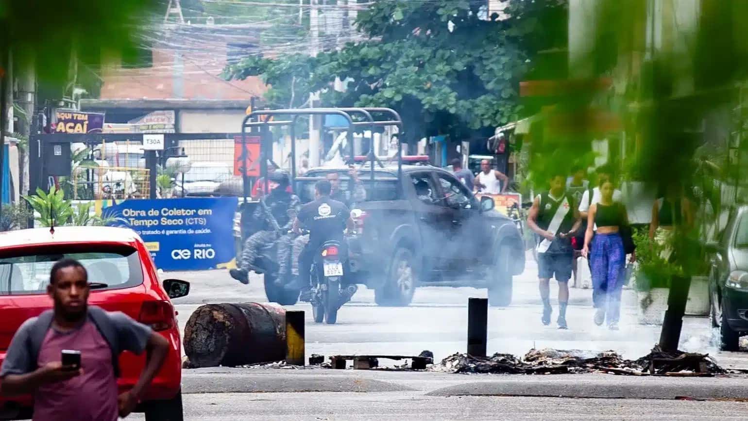 RJ – OPERAÇÃO POLICIAL/RIO DE JANEIRO – GERAL – Cerca de 200 agentes atuam nas comunidades do Conjunto Esperança, Vila dos Pinheiros, Vila do João, Timbau, Baixa do Sapateiro e Salsa e Merengue no Rio de Janeiro, quinta-feira-feira (26). 26/02/2026 – Foto: ÉRICA MARTIN/AGÊNCIA O DIA/AGÊNCIA O DIA/ESTADÃO CONTEÚDO