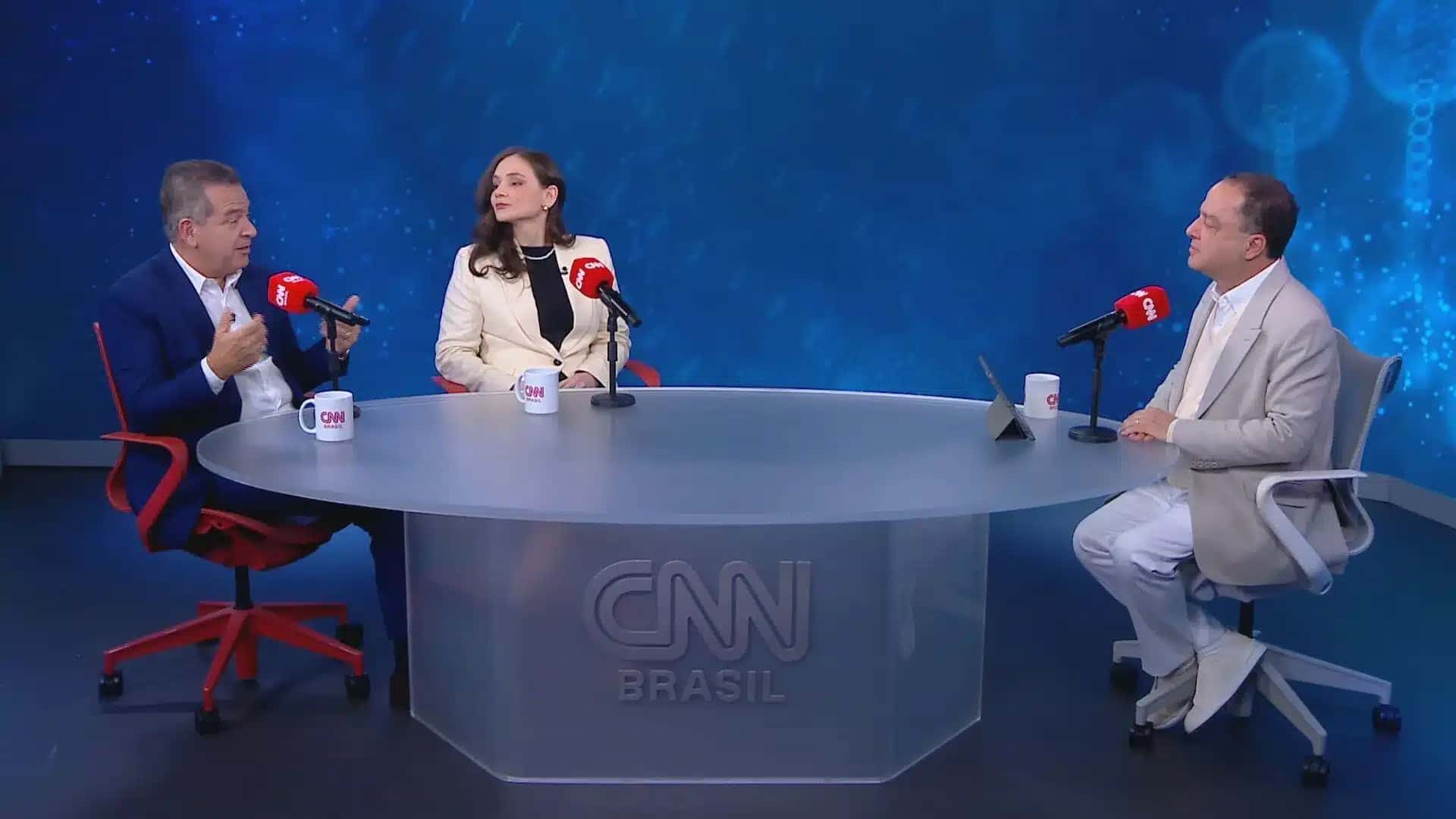 Em conversa com o médico Roberto Kalil Filho, os ginecologistas Gabriela Rebelo, cirurgiã ginecológica, e Sérgio Conti Ribeiro cirurgião robótico e professor doutor do HC-FMUSP (Hospital das Clínicas da Faculdade de Medicina da Universidade de São Paulo) falaram sobre endometriose ao Sinais Vitais