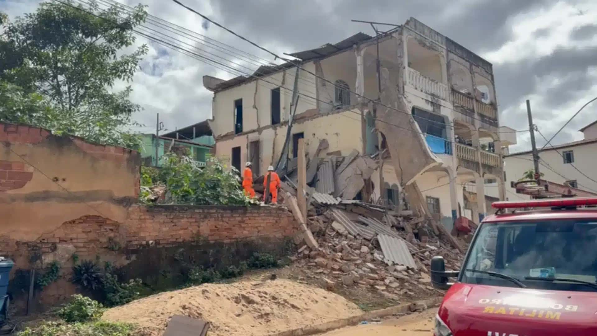 De acordo com os militares, o prédio, que desabou parcialmente, ainda pode cair por inteiro a qualquer momento
