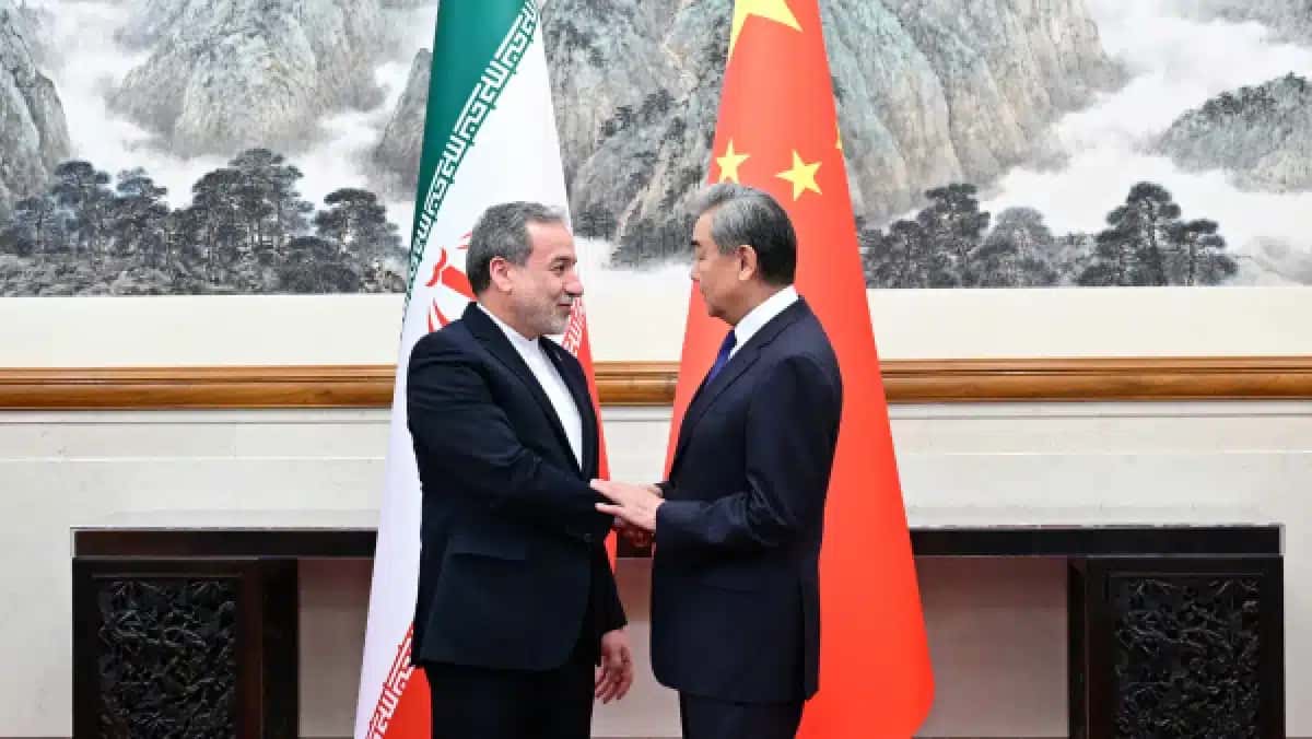 Ministro das Relações Exteriores da China, Wang Yi, e ministro das Relações Exteriores do Irã, Abbas Araghchi, antes de reunião em Pequim, 6 de maio de 2026