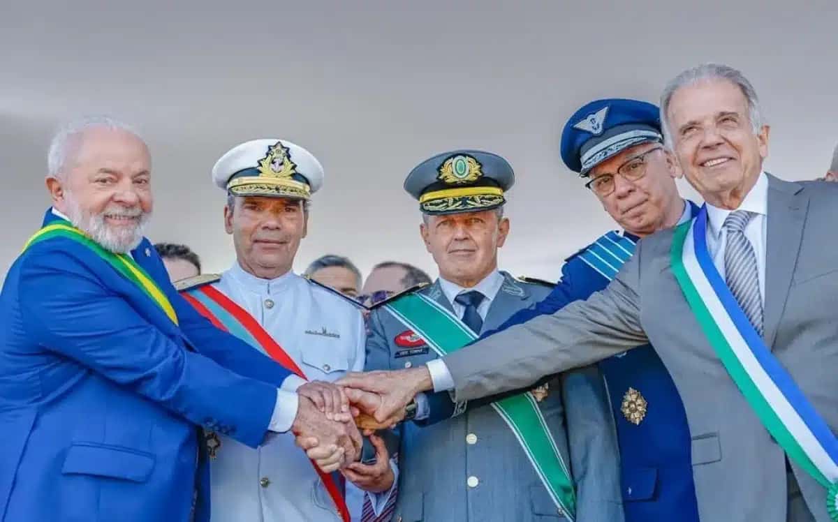 O presidente Luiz Inácio Lula da Silva (PT) ao lado dos comandantes das Forças Armadas e do ministro da Defesa,