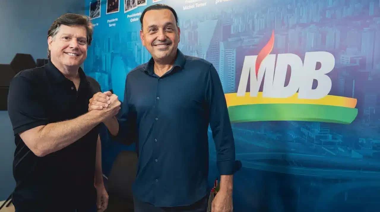 O vice-governador de São Paulo, Felício Ramuth (à direita) ao lado do presidente do MDB, Baleia Rossi (à esquerda)