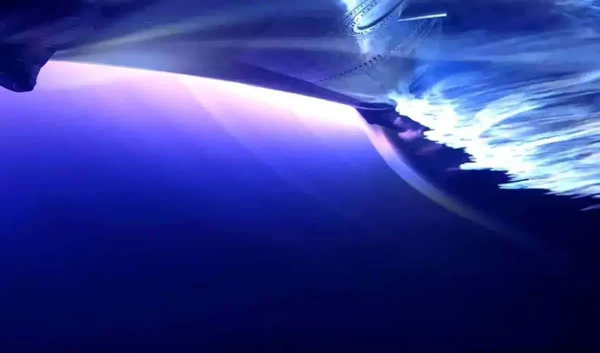 A Starship, maior nave espacial já construída, ficou envolta por um intenso halo de plasma em tons de rosa e laranja durante sua reentrada na atmosfera terrestre, nesta sexta-feira (24). O fenômeno é esperado e marca uma das etapas mais desafiadoras do voo