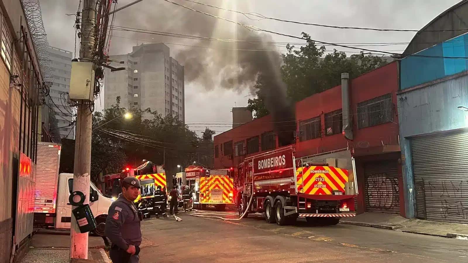 Fogo atingiu galpão no Bom Retiro, em SP. Não há registro de vítimas até o momento