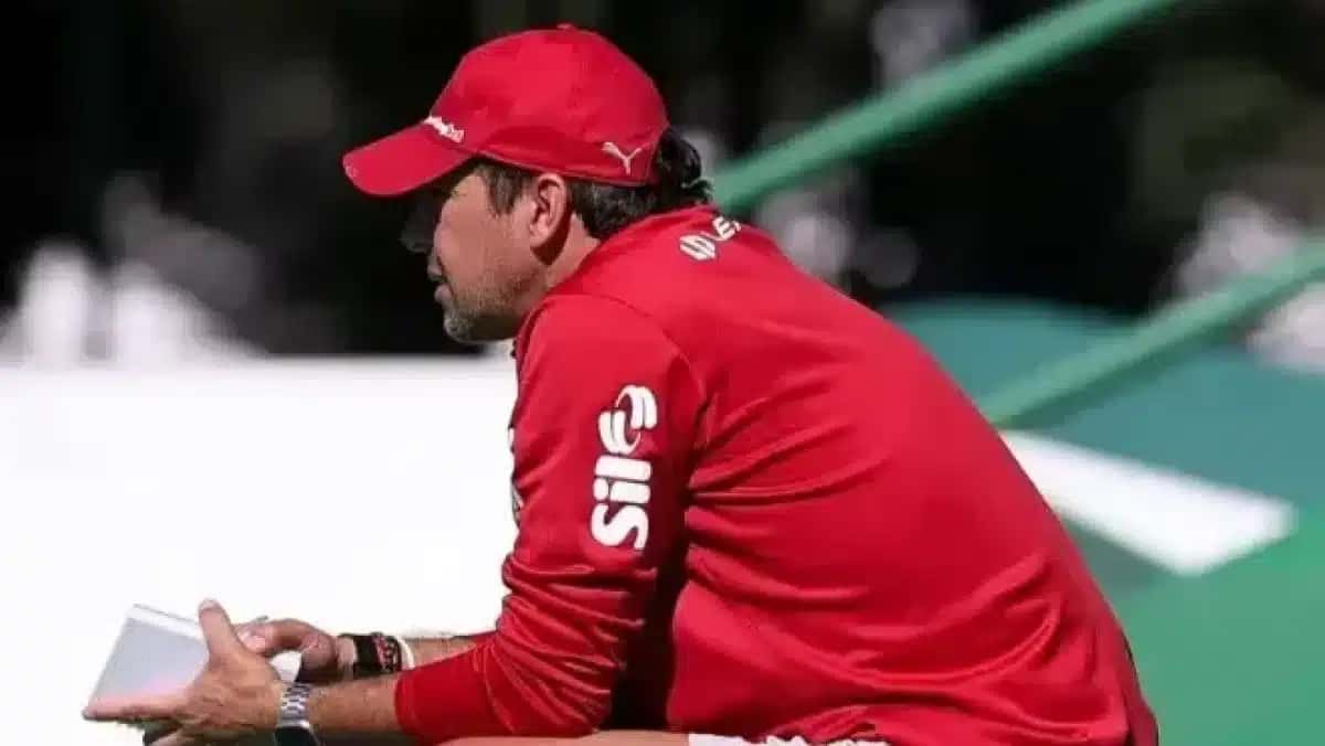 Abel Ferreira observa treino do Palmeiras