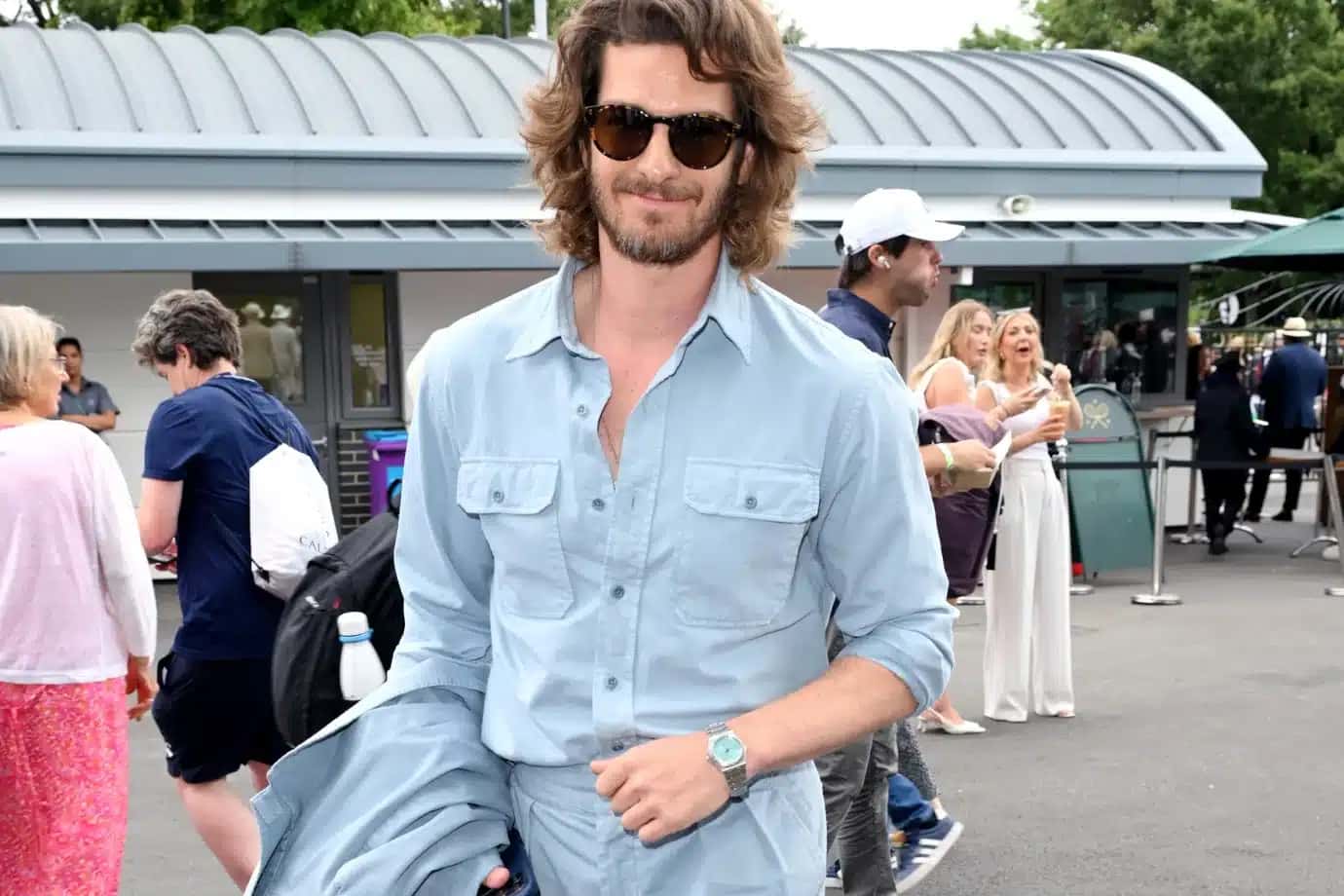 Andrew Garfield chega a Wimbledon com o IWC Ingenieur Automatic de mostrador azul, modelo ainda sem lançamento oficial confirmado