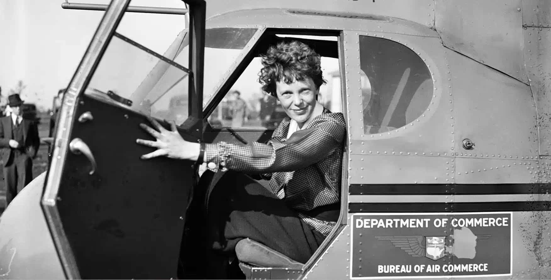 A aviadora Amelia Earhart posa para um retrato por volta de 1936. Um ano depois, ela desapareceu durante sua tentativa de dar a volta ao mundo sobrevoando o mundo