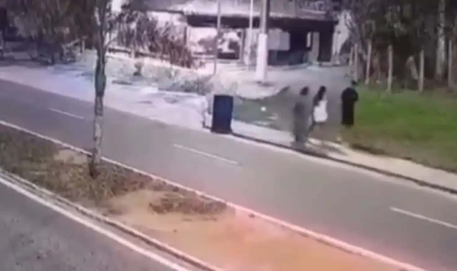 Jovem caminhava com duas pessoas antes de ser atropelada.