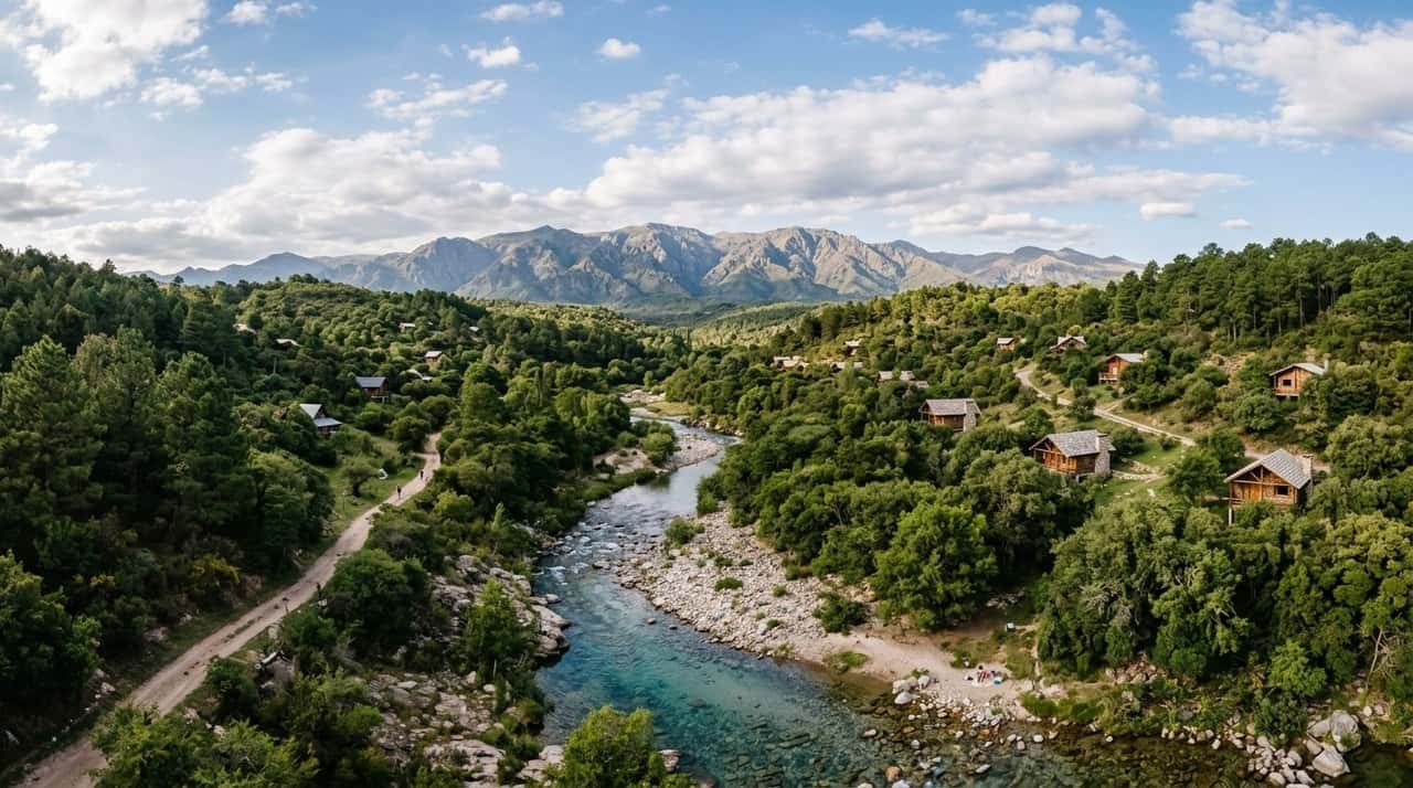 O rio Los Reartes atravessa a região com trechos de água transparente, pedras e pequenas faixas de areia.
