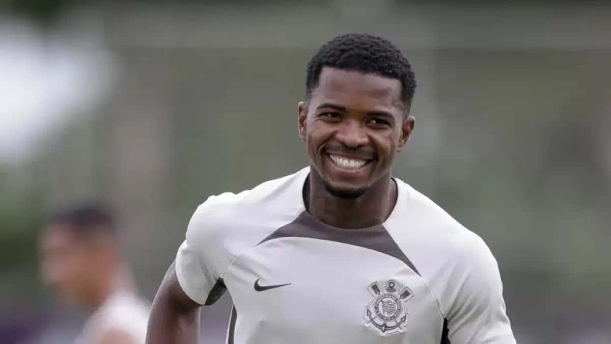 Cacá, zagueiro do Corinthians emprestado ao Vitória