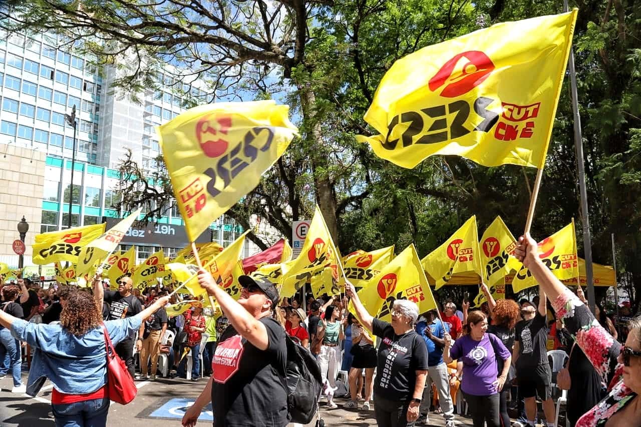 Manifestação dos servidores do Cpers Sindicato na frente da Assembleia Legislativa