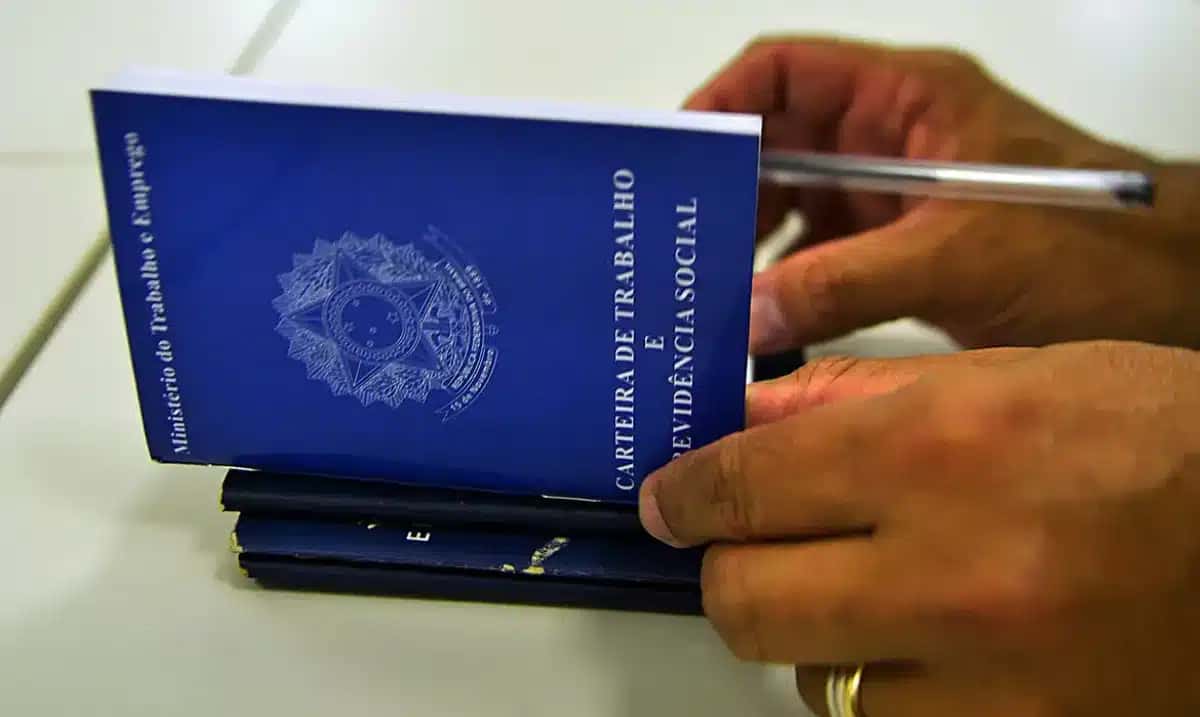 36,3% dos brasileiros preferem emprego com carteira assinada (CLT)