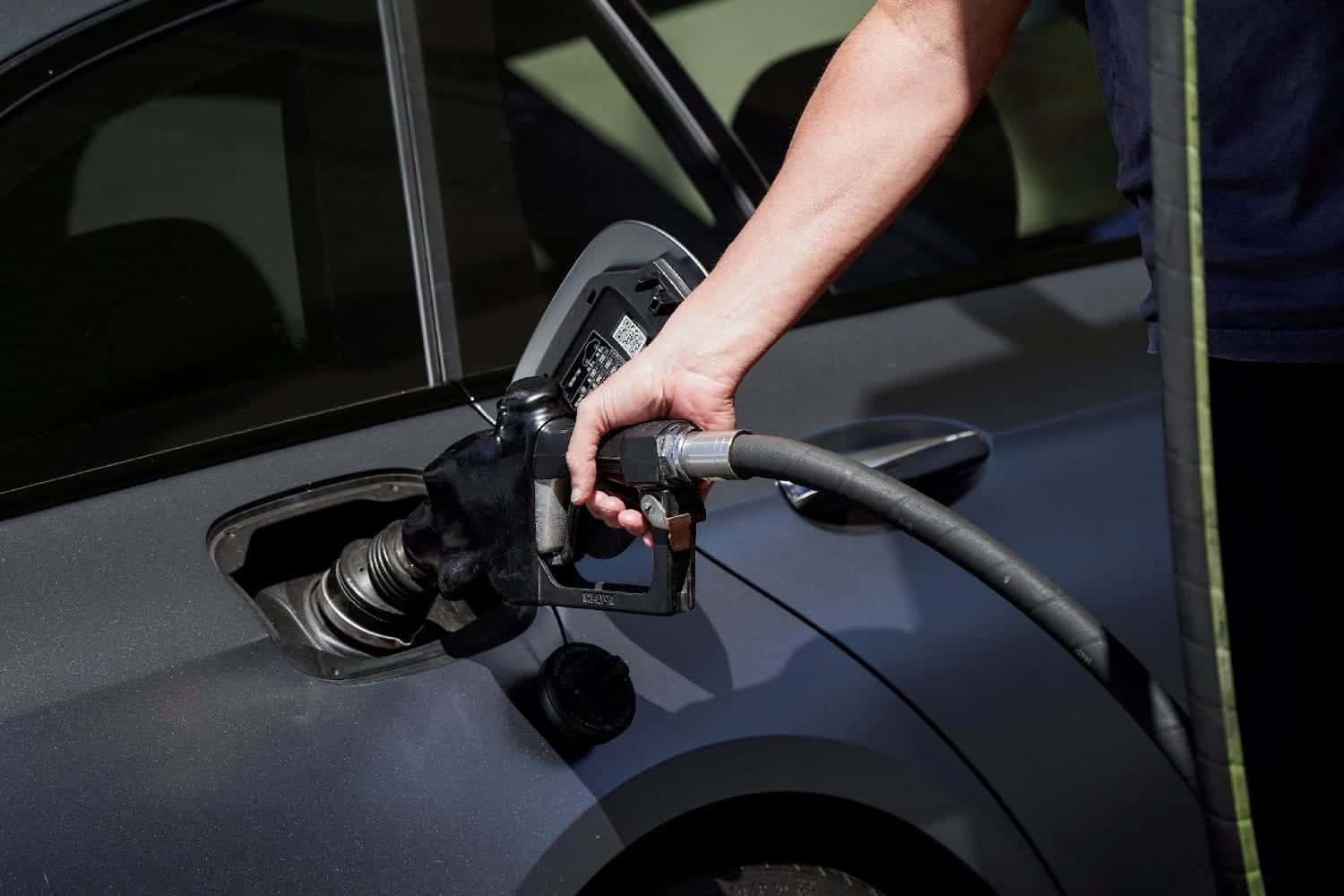 Contribuindo para a alta da inflação nos EUA, gasolina flertou com os US$ 5 o galão