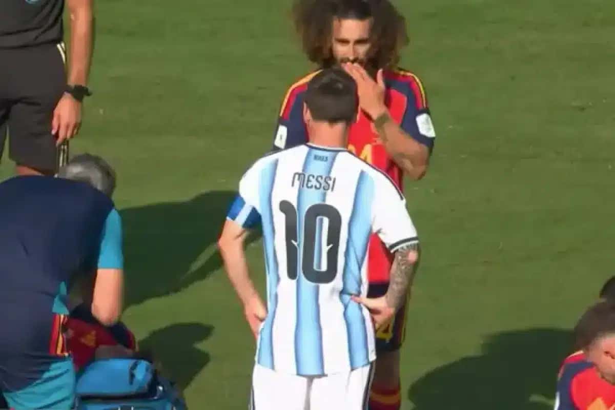 Messi e Cucurella durante a final da Copa