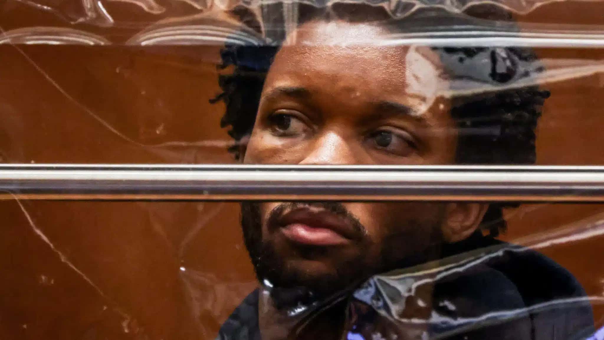 O cantor David Anthony Burke, conhecido como D4vd, observa durante sua audiência de indiciamento pelo assassinato de Celeste Rivas Hernandez no Centro de Justiça Criminal Clara Shortridge Foltz, em Los Angeles