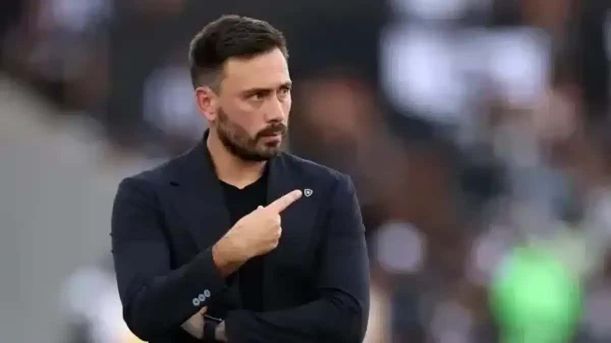 Davide Ancelotti, ex-técnico do Botafogo, em jogo contra o Santos