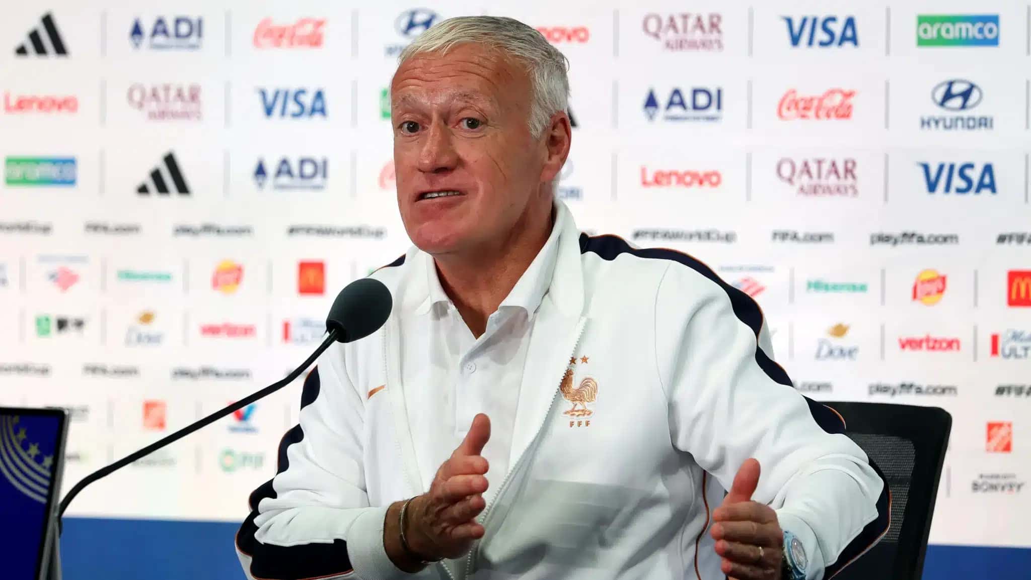 Didier Deschamps, técnico da França, participa de entrevista coletiva antes da partida contra o Paraguai