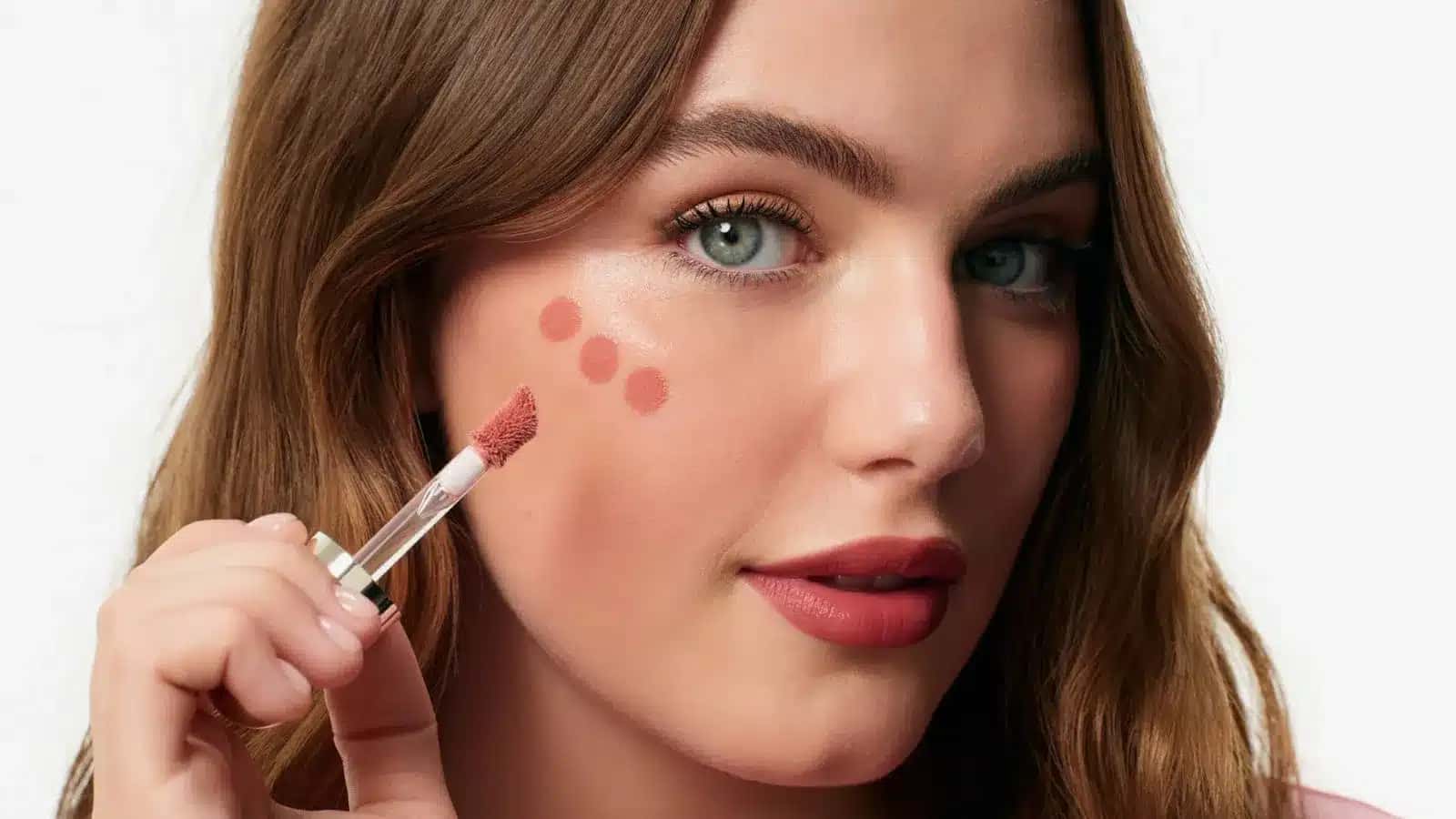 Ella Britghet é a nova embaixadora da Rare Beauty, marca de cosméticos de Selena Gomez
