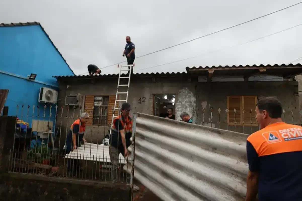 Equipes da Defesa Civil de Santa Maria atuam em uma das residências danificadas pelos temporais