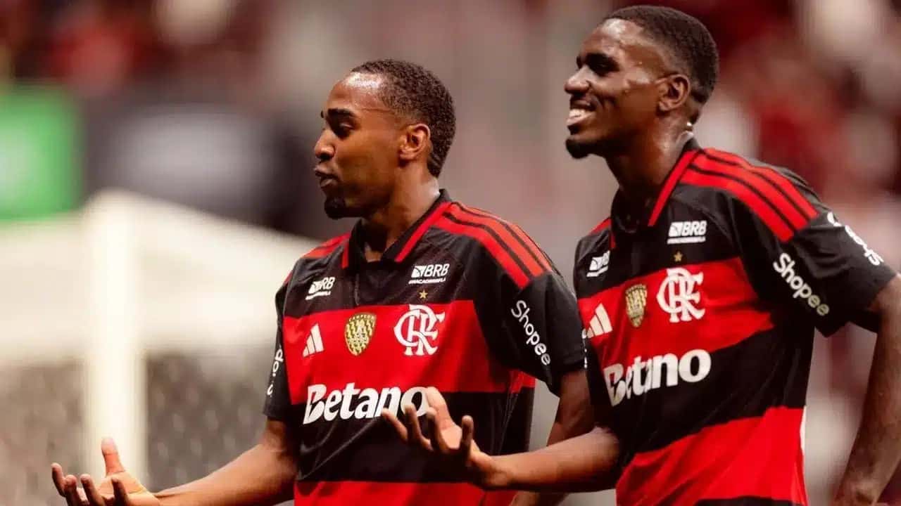 jogadores do Flamengo celebrando um dos gols marcados sobre o Olimpia, em amistoso no Estádio Mané Garrincha, em Brasília