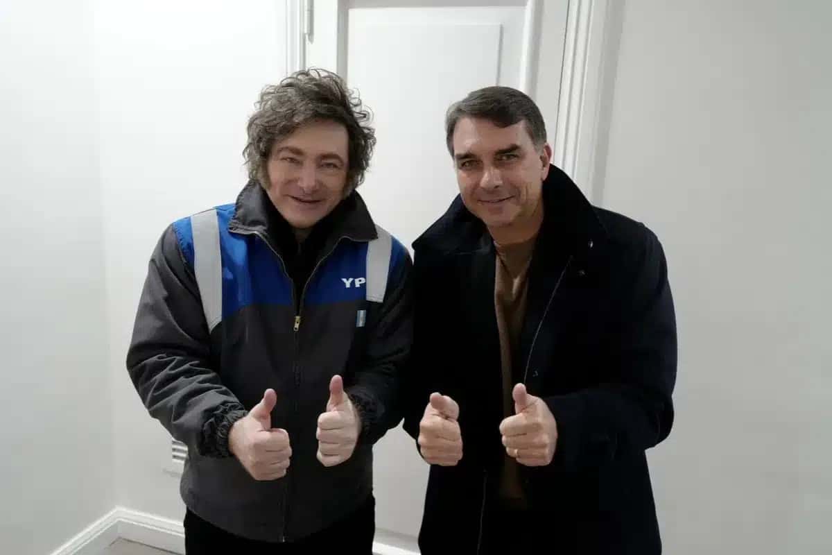 Imagem postada pelo presidente Javier Milei com o senador Flávio Bolsonaro.