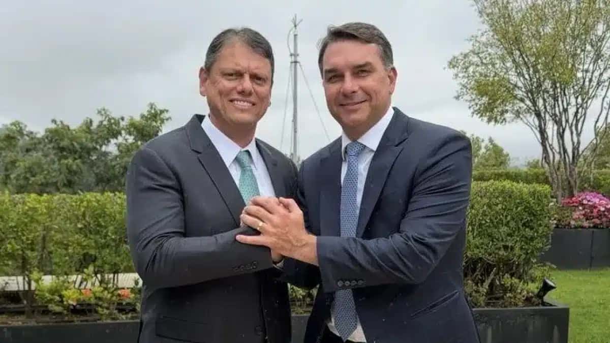 Flávio Bolsonaro (PL) com o governador de São Paulo, Tarcísio de Freitas (Republicanos)