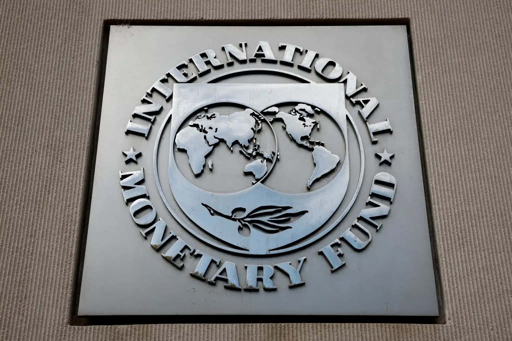 Logo do Fundo Monetário Internacional (FMI) na sede em Washington, EUA