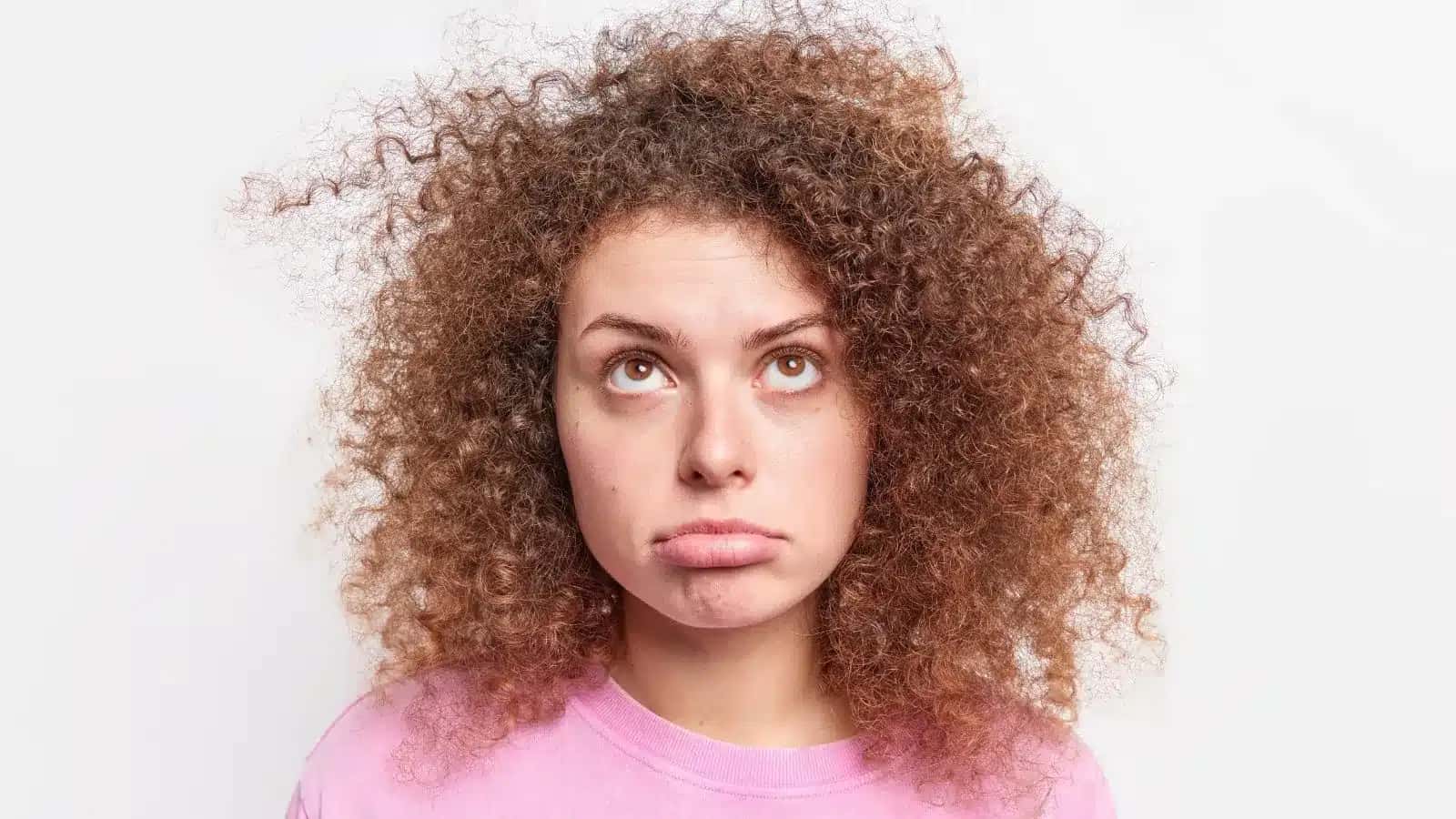 Entenda como evitar o frizz nos cabelos