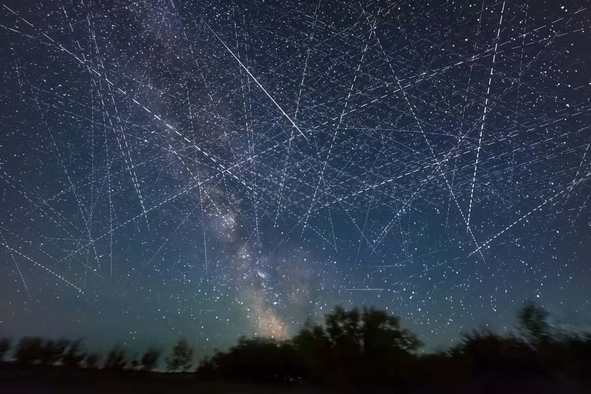 Esta imagem composta de exposições tiradas ao longo de 30 minutos numa noite do início de junho mostra um céu repleto de satélites