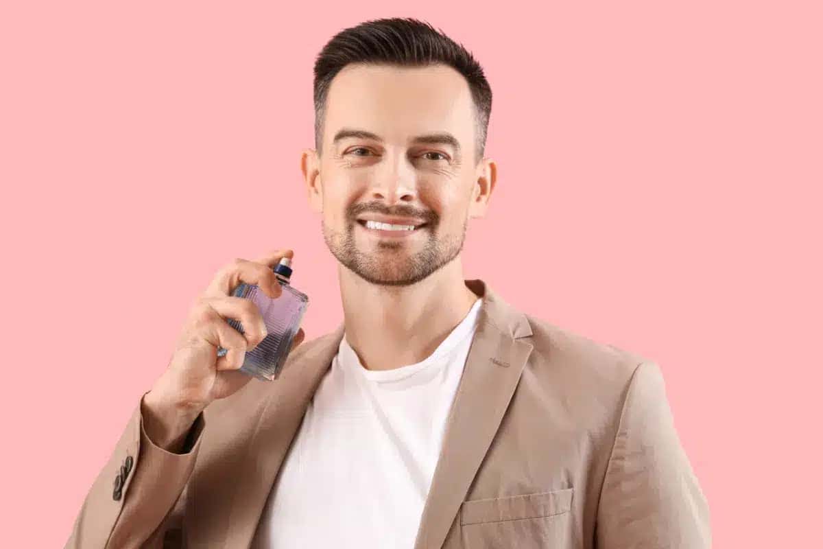 homemaplicandoperfume