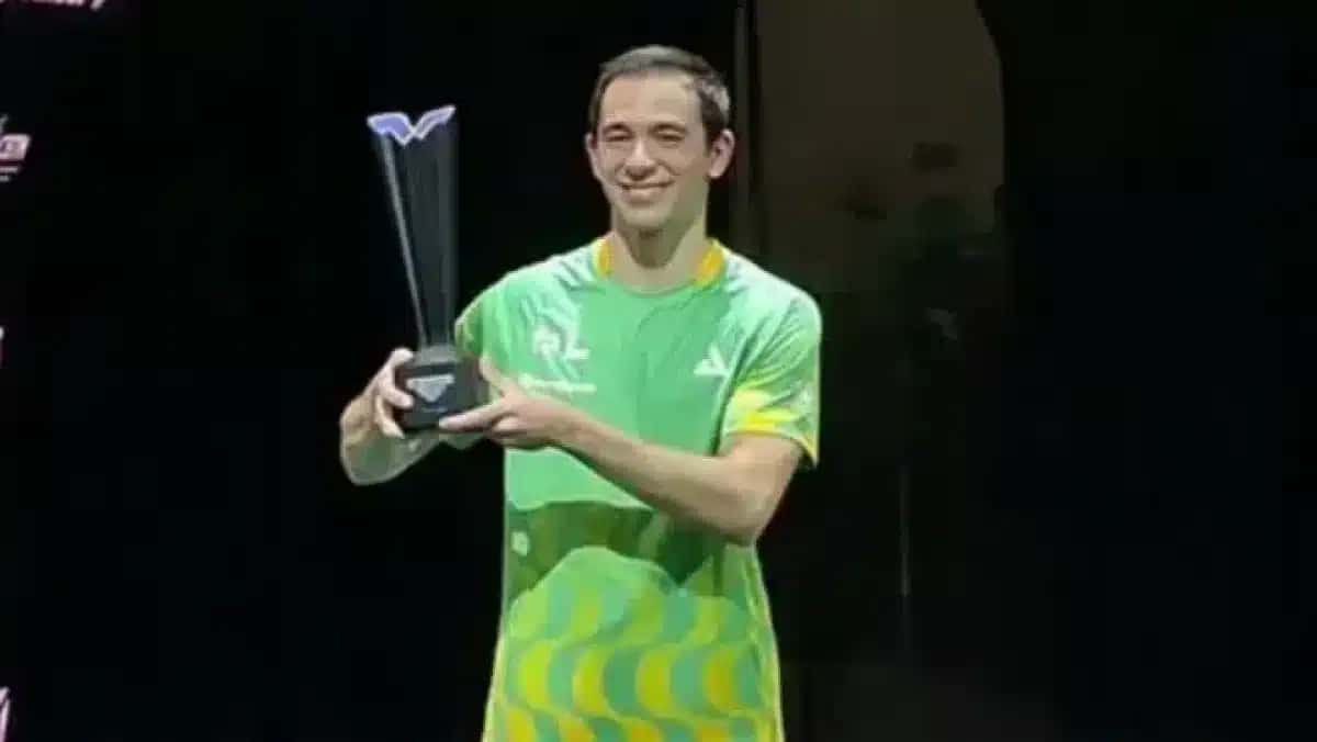 Hugo Calderano com troféu de campeão do WTT Star Contender 2026