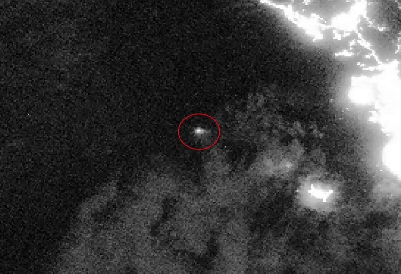 Imagens de satélite parecem mostrar o petroleiro saudita Encelia em chamas após ter sido atingido no Mar Vermelho