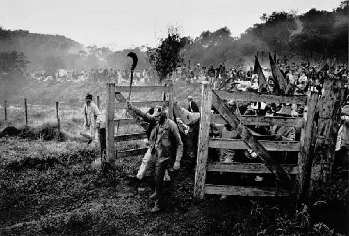 Fotografia de Sebastião Salgado, no dia 17 de abril de 1996, data que marca o início da ocupação do MST em áreas da madeireira Araupel.