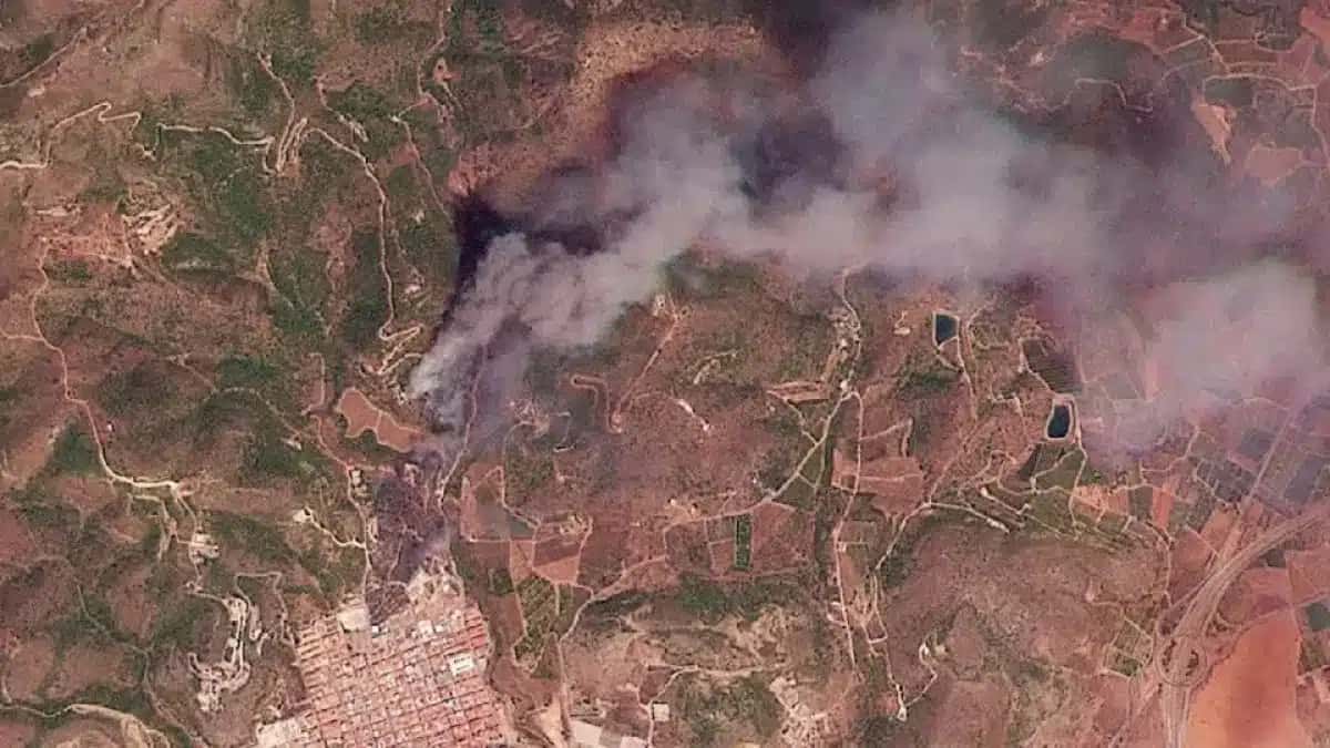 Imagens de satélite mostram uma grande coluna de fumaça de um incêndio florestal na Espanha
