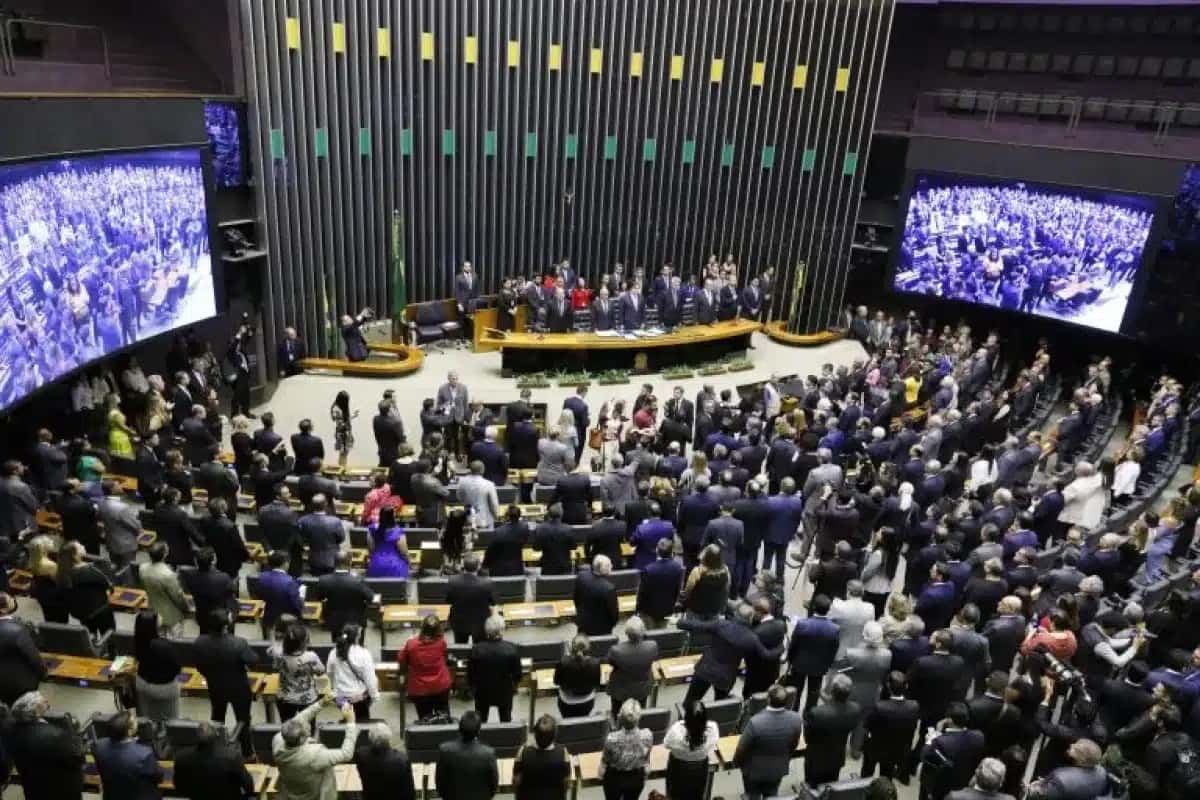 Projeto que criminaliza a misoginia divide parlamentares e segue sem previsão de votação do mérito na Câmara dos Deputados.