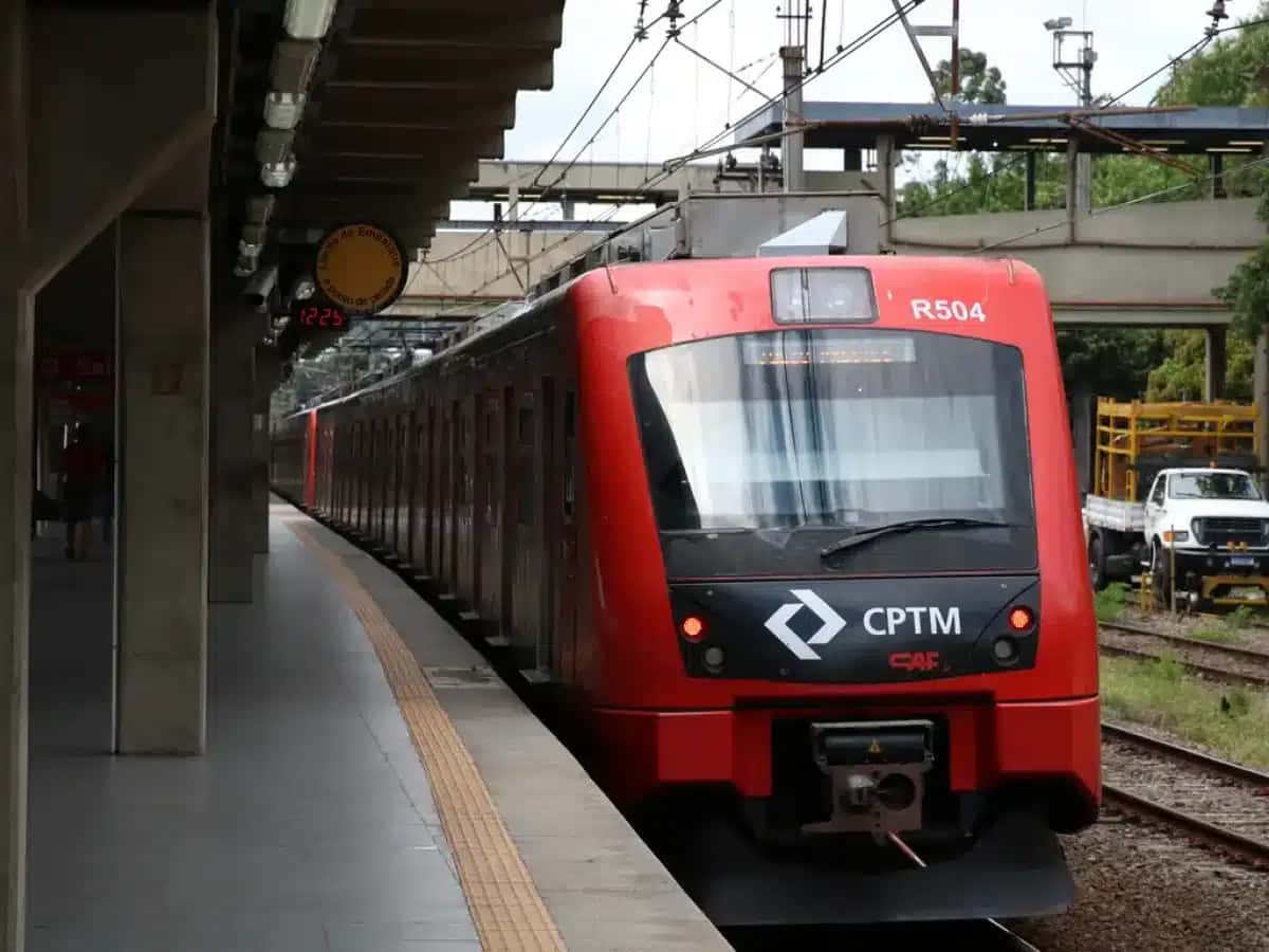 Linha 8 da Companhia Paulista de Trens Metropolitanos – CPTM, operada pela ViaMobilidade, na estação Domingos de Moraes.
