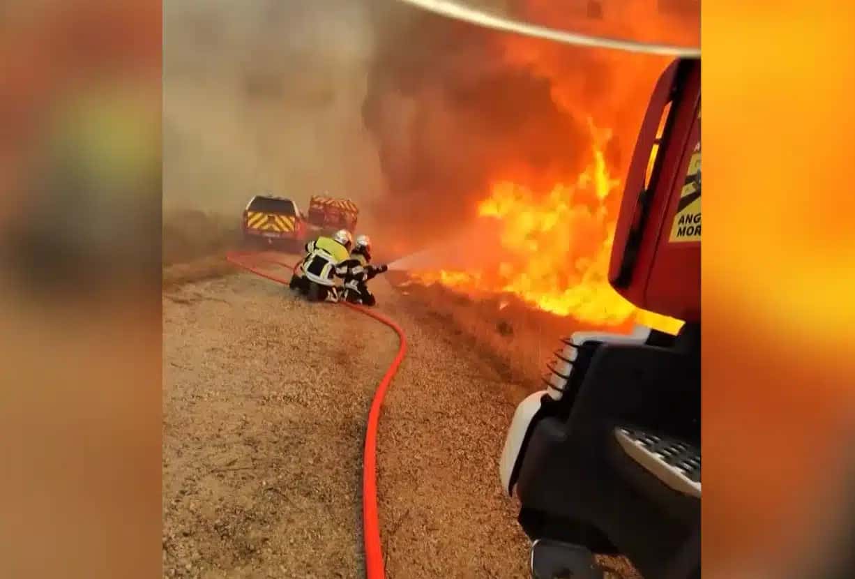 Vídeo mostra bombeiros franceses lutando para conter um incêndio florestal perto de Bordeaux, cidade no sudoeste da França