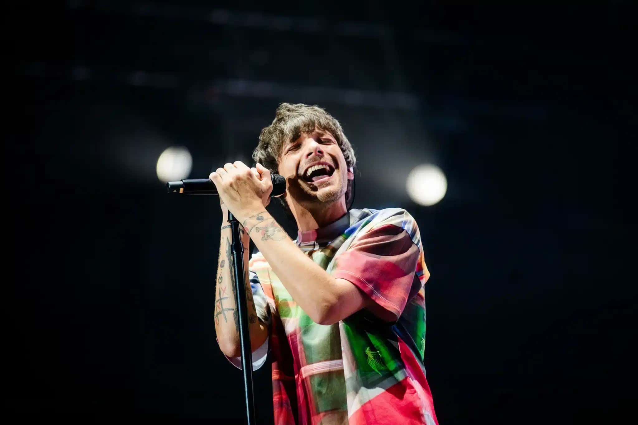 Louis Tomlinson canta música inédita de One Direction em show