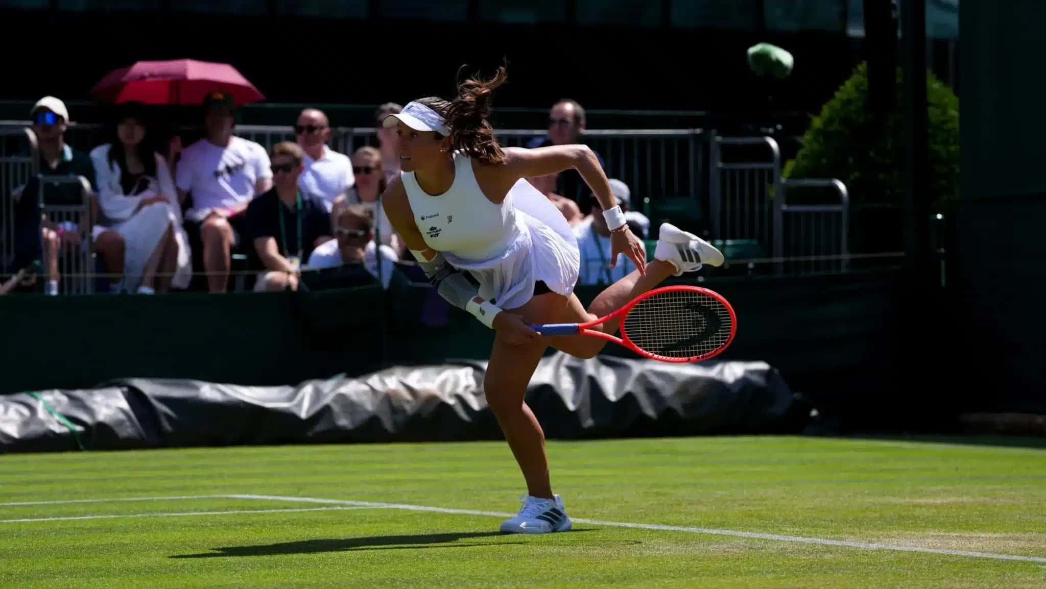 Luisa Stefani em quadra pela chave de duplas em Wimbledon