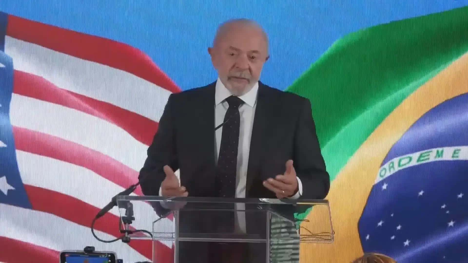 Presidente Luiz Inácio Lula da Silva falando na Embaixada do Brasil nos Estados Unidos