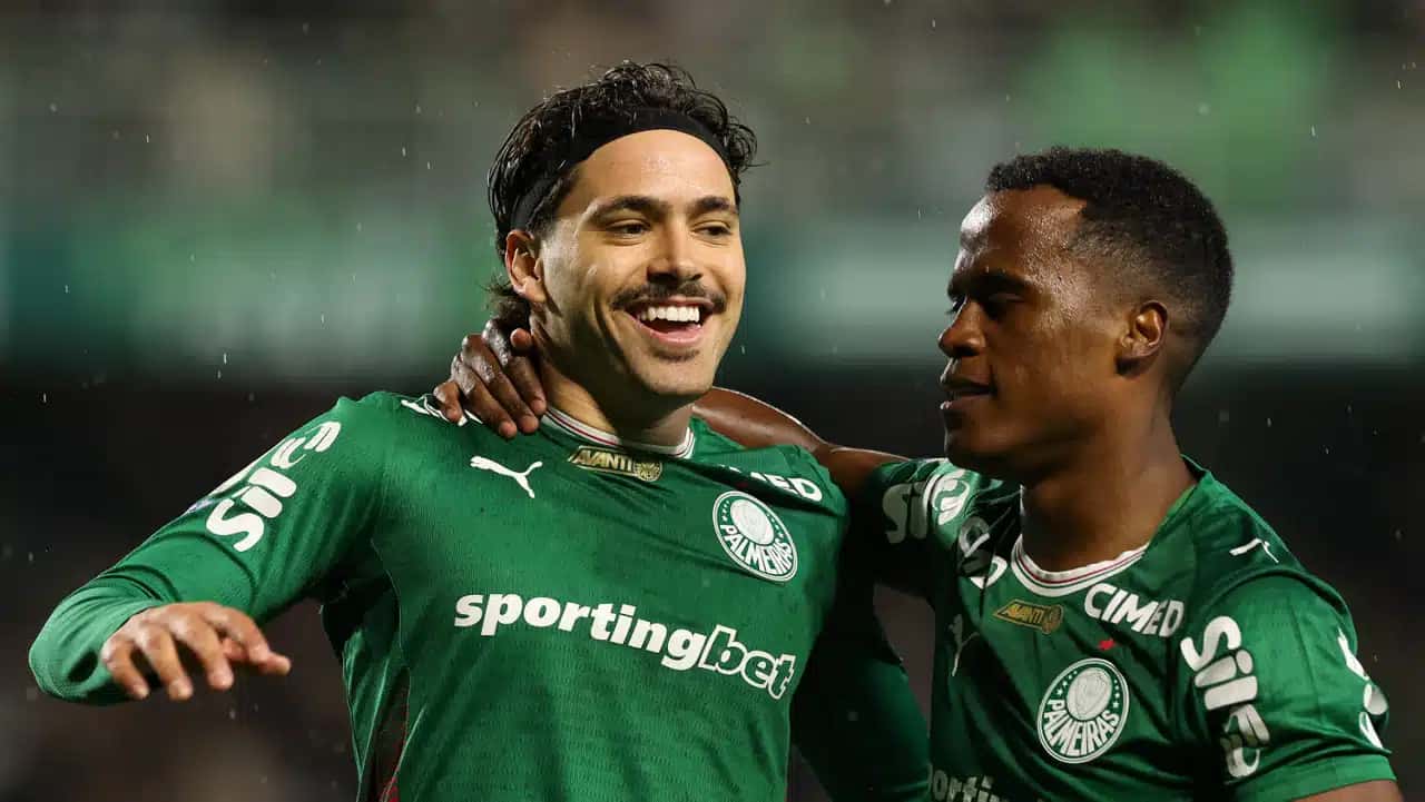 Maurício, do Palmeiras, comemora ao lado de Jhon Arias seu gol contra o Coritiba