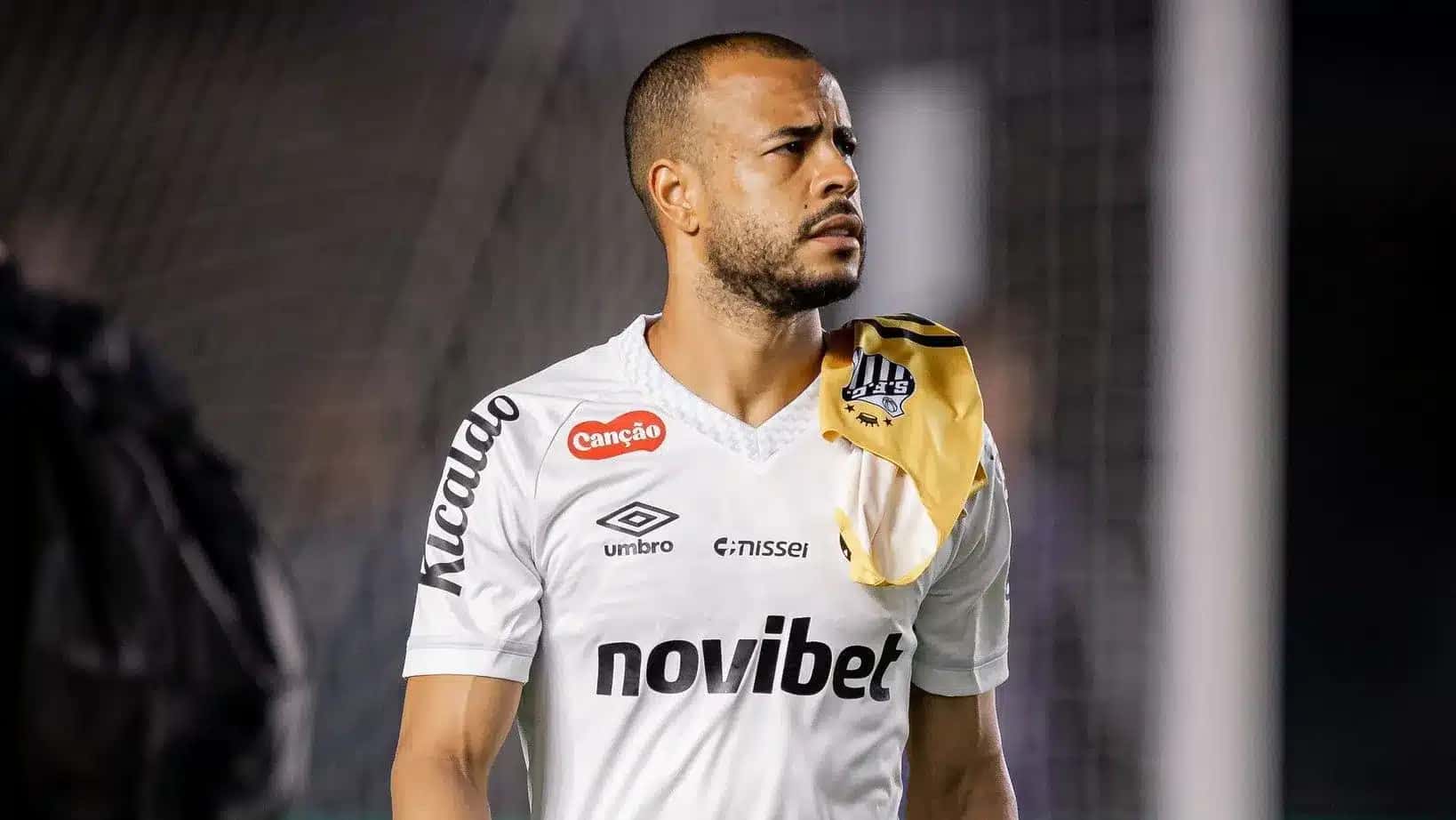 Santos tenta rescindir com Mayke