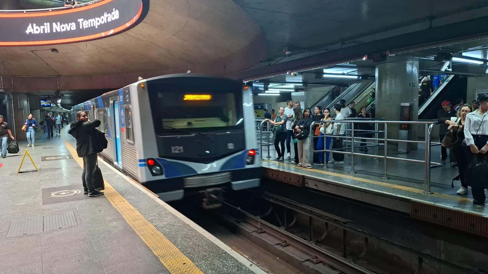 Trem partindo da estação Sé na Linha 1-Azul.