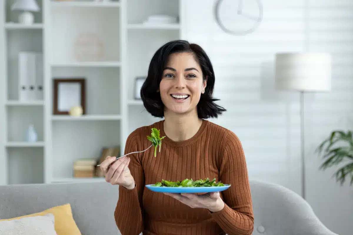 mulher-comendo-uma-salada