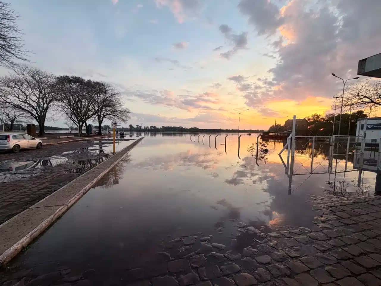 Cheia do rio Uruguai alaga áreas de Itaqui, onde o nível chegou a 8,95 metros nesta segunda-feira (27)
