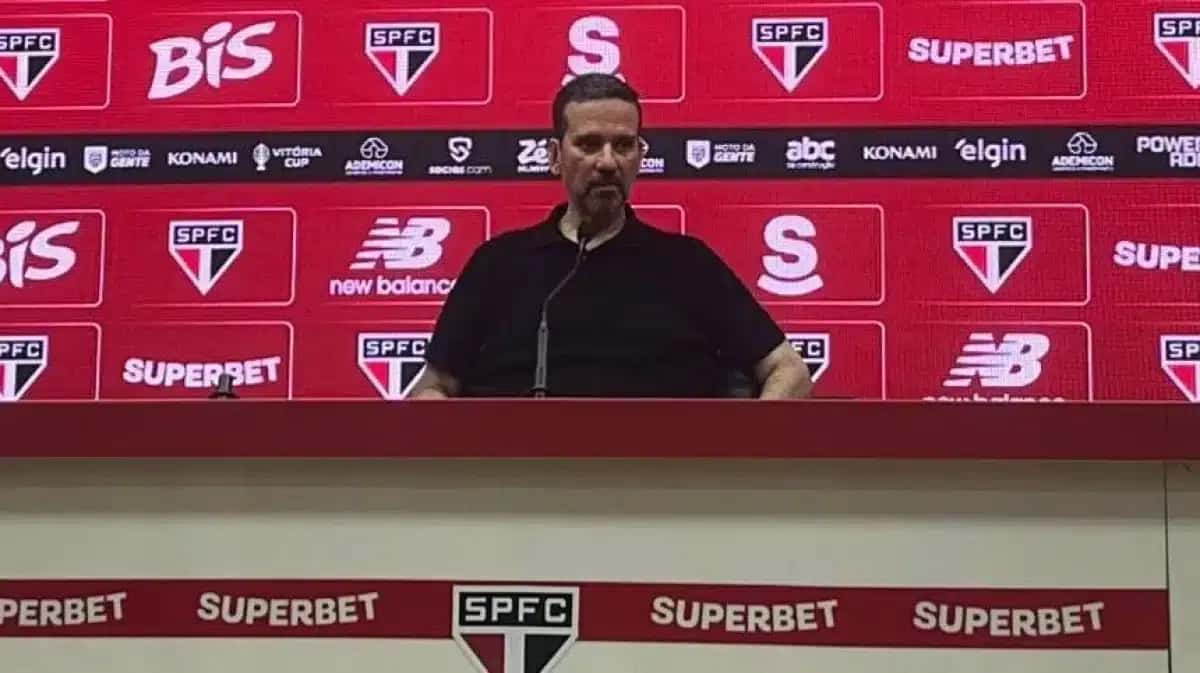 Olten Ayres em entrevista coletiva no CT do São Paulo