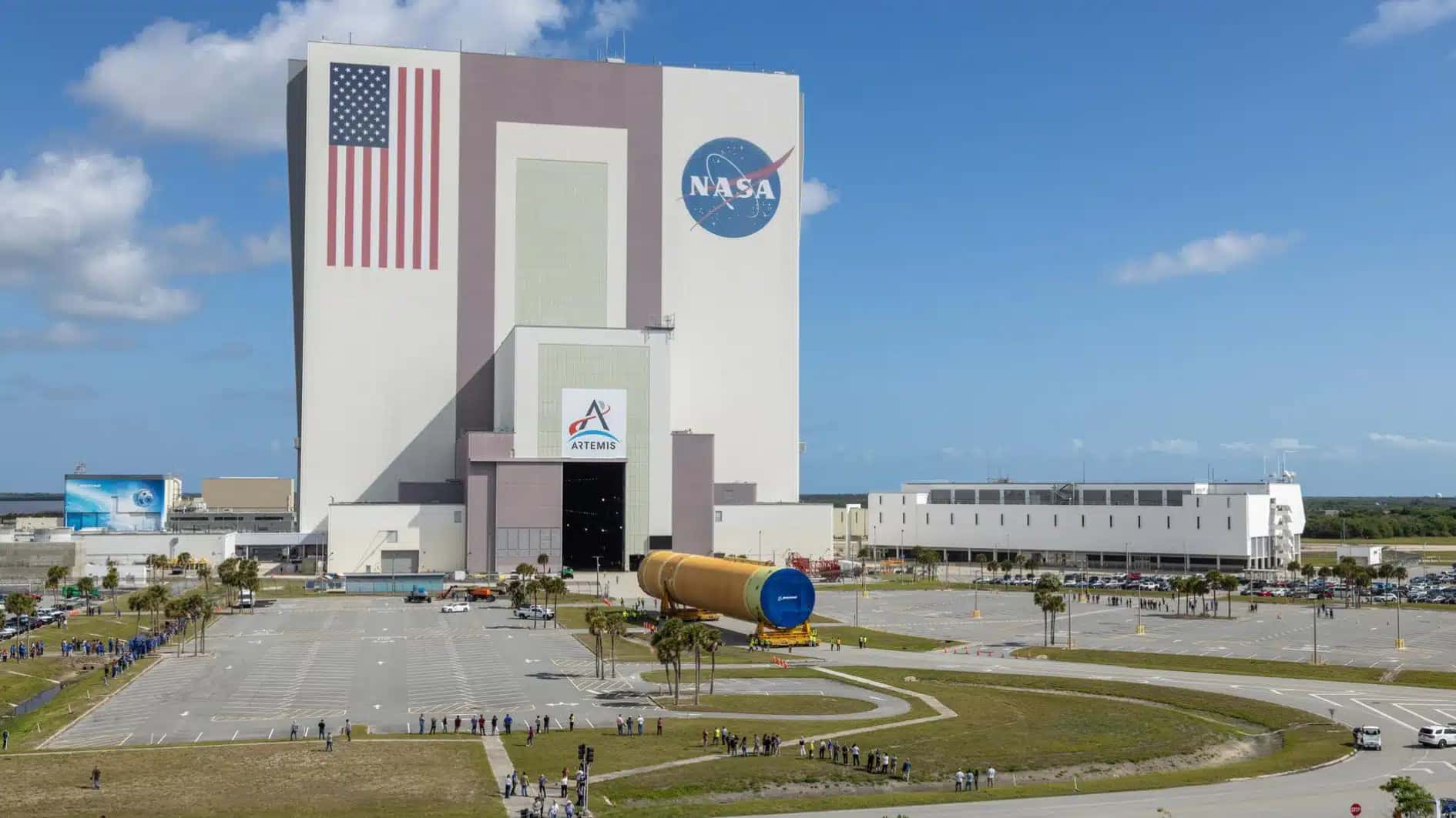 Os quatro quintos superiores do estágio central do SLS (Space Launch System) da NASA para a missão Artemis III foram descarregados da balsa Pegasus da agência na terça (28)