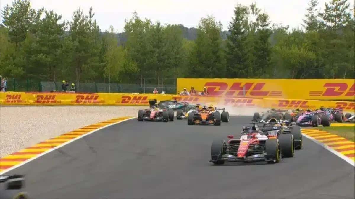George Russell e Lewis Hamilton colidem na primeira volta do GP da Bélgica